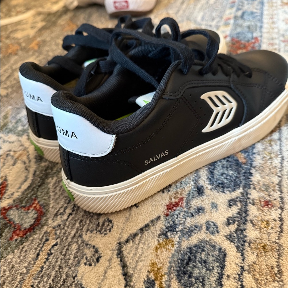 Cariuma Black and White Athletic Shoes